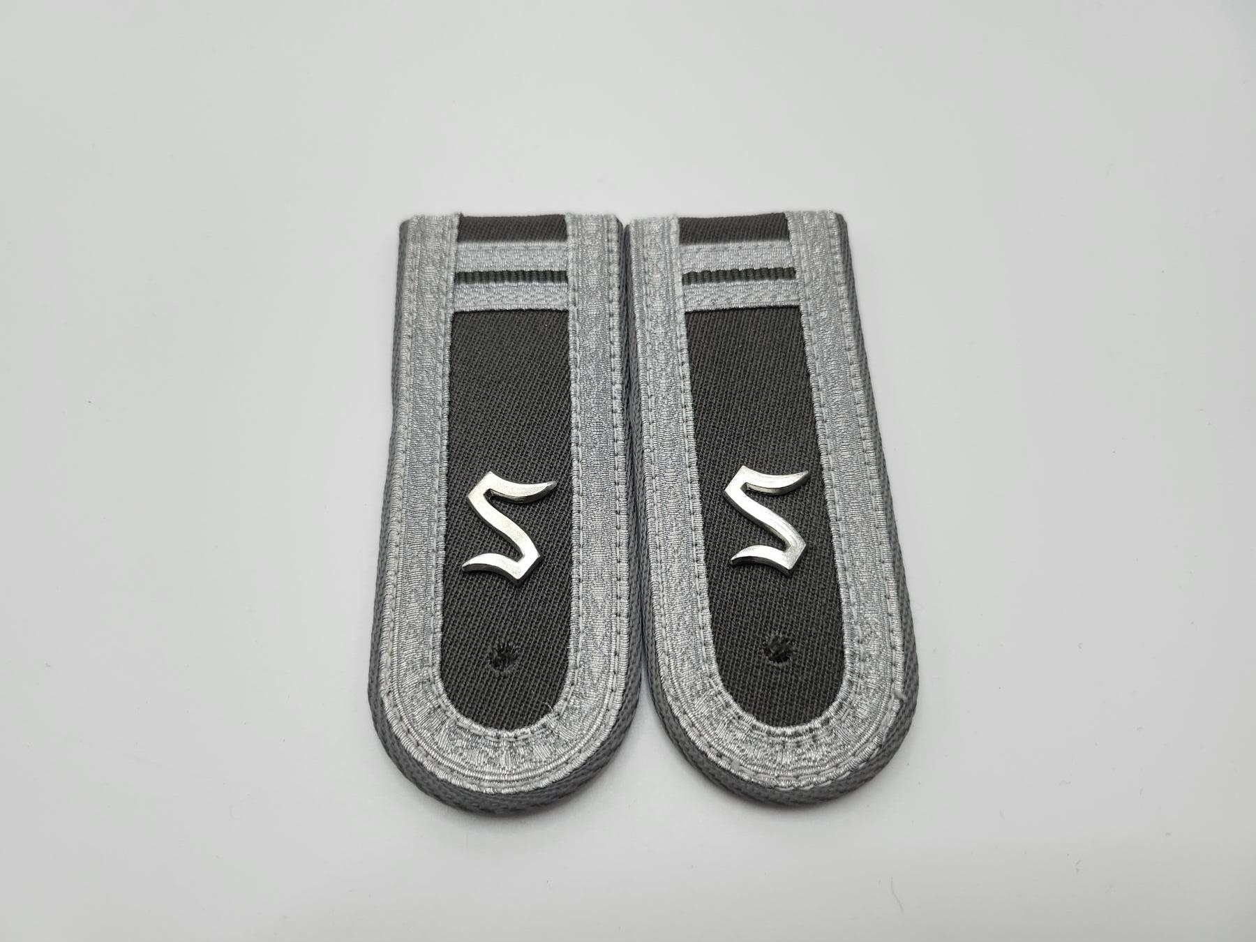 南水社第二次拍卖 东德军校二年级学员肩章（一对）