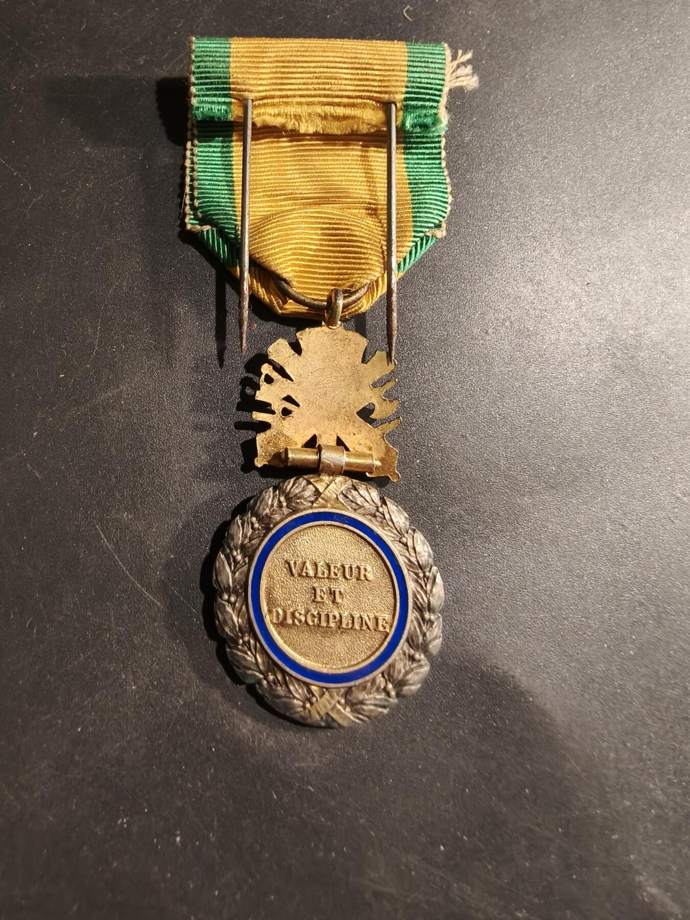 老王徽章第184期 法国军事奖章   三共时期    950银镀金珐琅     21.2g