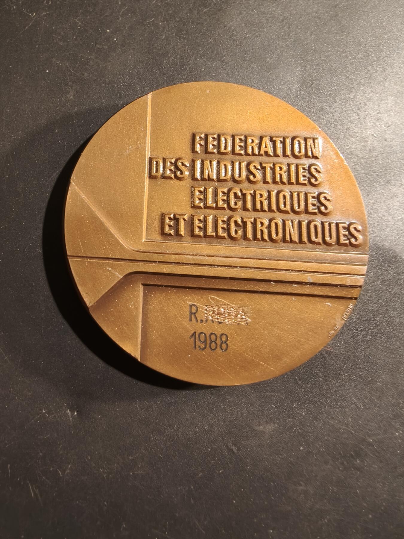 老王徽章第184期 法国电机和电子工业联合会大铜章     1988年     原盒盒子无内衬      直径60mm     重量196.3g