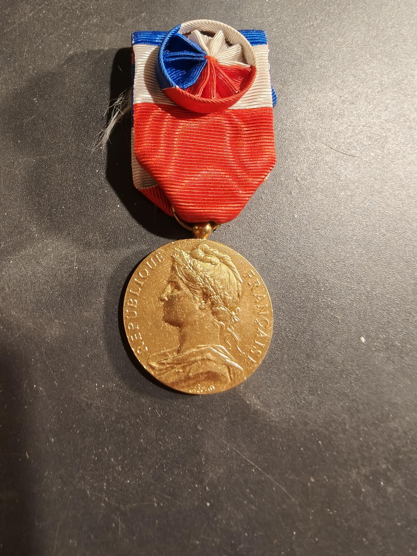 老王徽章第184期 法国金级劳工奖章   1965年实发    950银镀金     13.2g