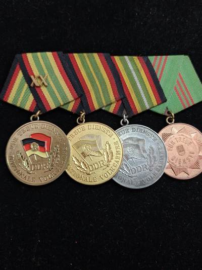 马到成功 迎新年  精品专场 -  人民军20、15、10年服役奖章，内政部5年服役奖章。 其中人民军服役十周年奖章是900银制