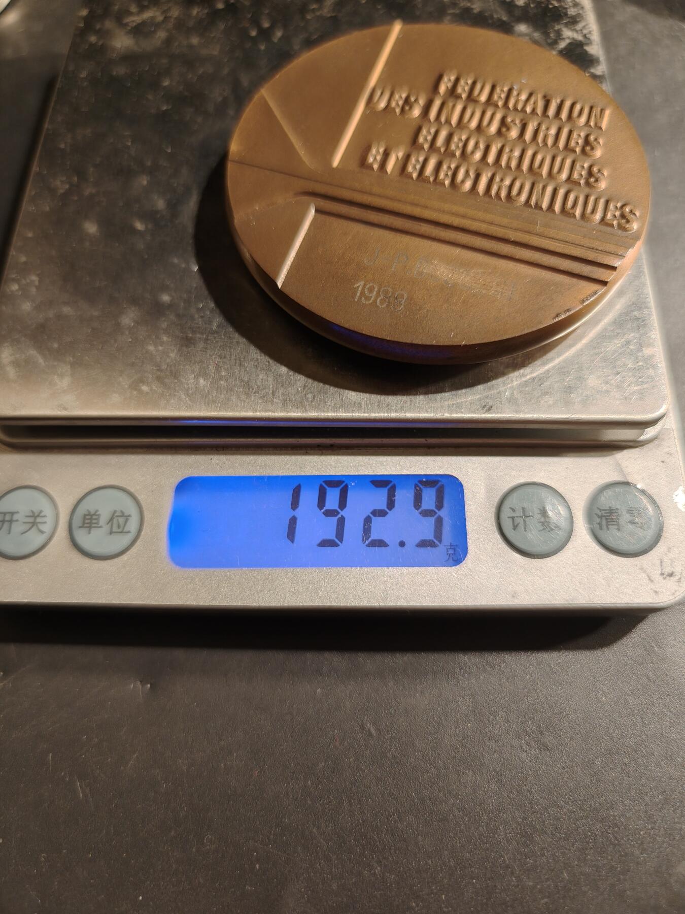 老王徽章第184期 法国电机和电子工业联合会大铜章     1988年     原盒盒子内衬损坏      直径60mm     重量192.9g