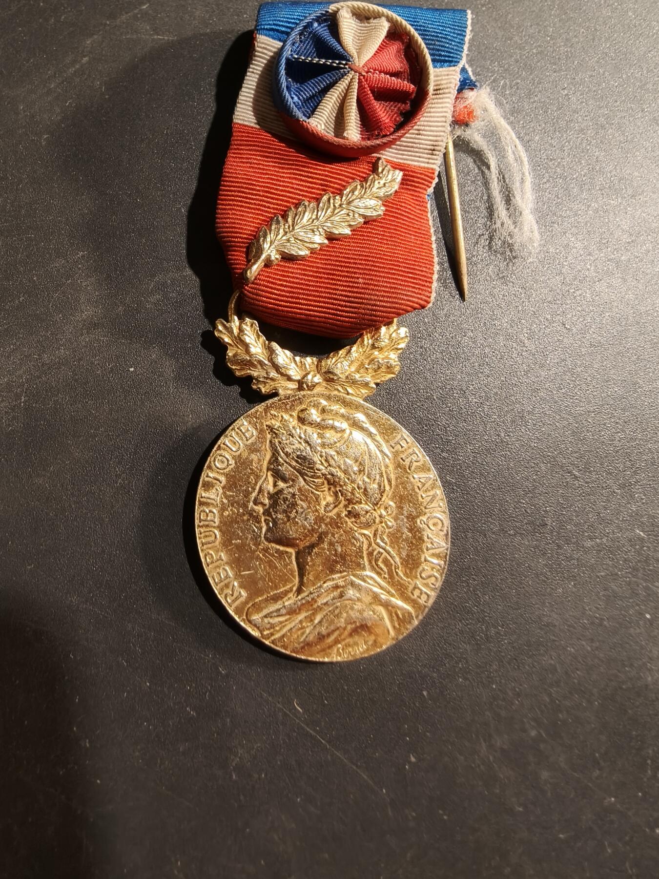 老王徽章第184期 法国金级劳工奖章    1990年实发    925银镀金   金棕榈勋饰    16.3g