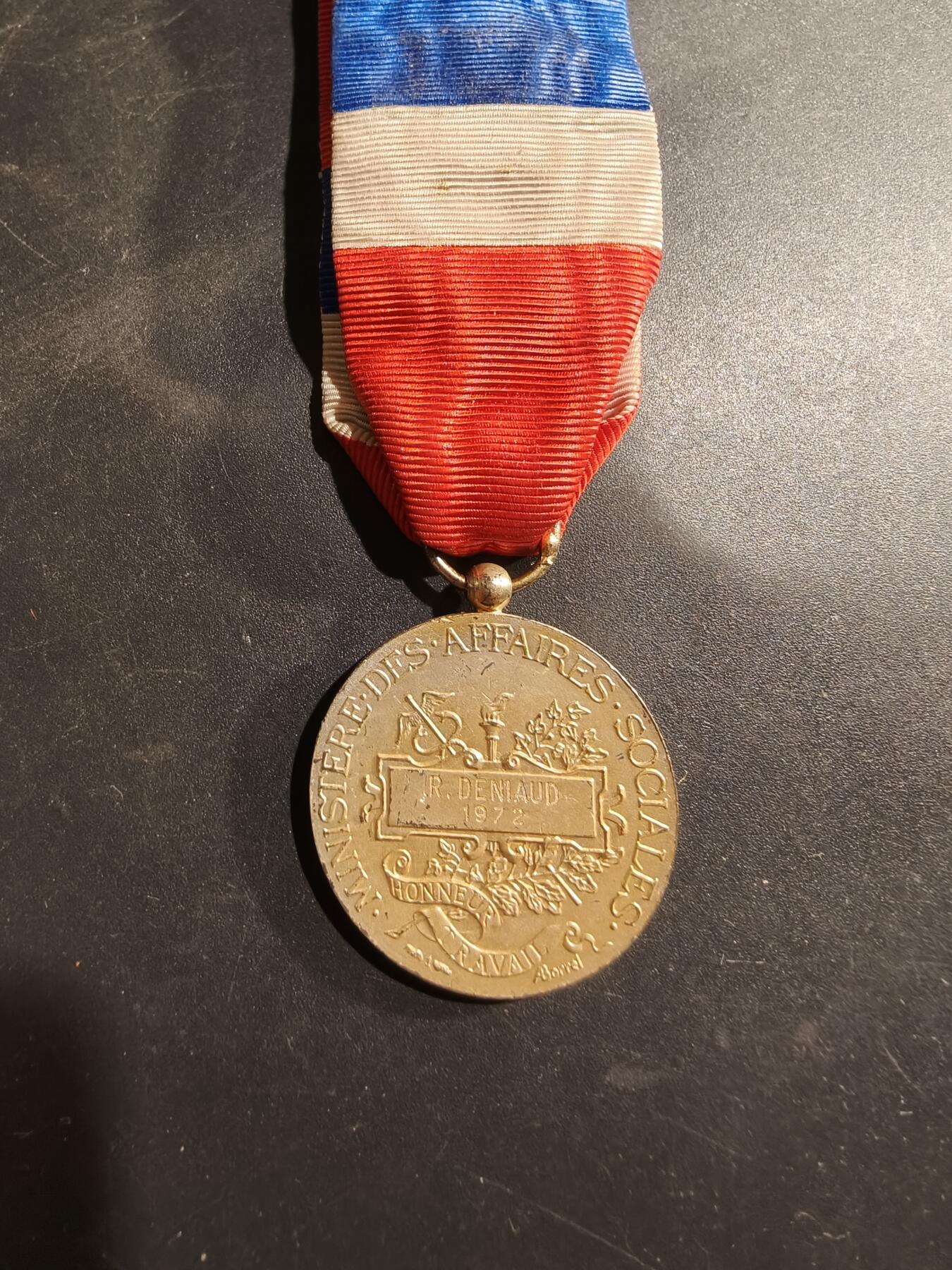 老王徽章第184期 法国金级劳工奖章   1972年实发   950银镀金    13.3g