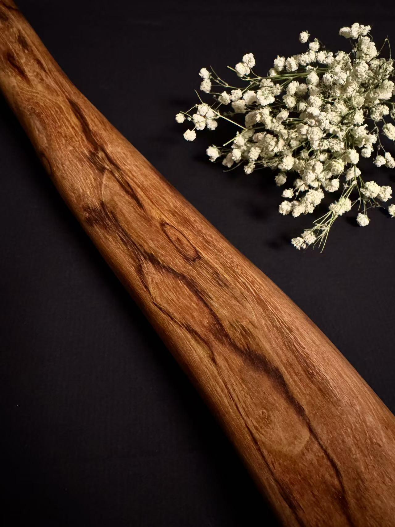 零元拍：NO.2终于在节前收到这批送出去加工的海南黄花梨随型把玩棍横财，这也许就是玩木头的乐趣吧，每一个花纹都独一无二，是自然与匠心的完美邂逅。 它保留了木材最本真的曲线，每一处起伏都像是时光在木头上留下的指纹。尺寸：390/60/50MM