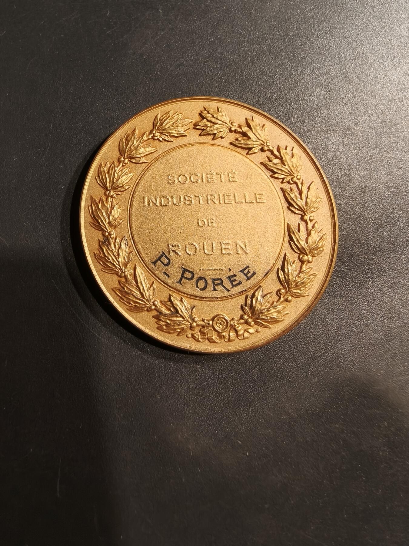 老王徽章第184期 法国鲁昂工业协会镀金大银章     800银镀金    直径41mm    重量36.4g