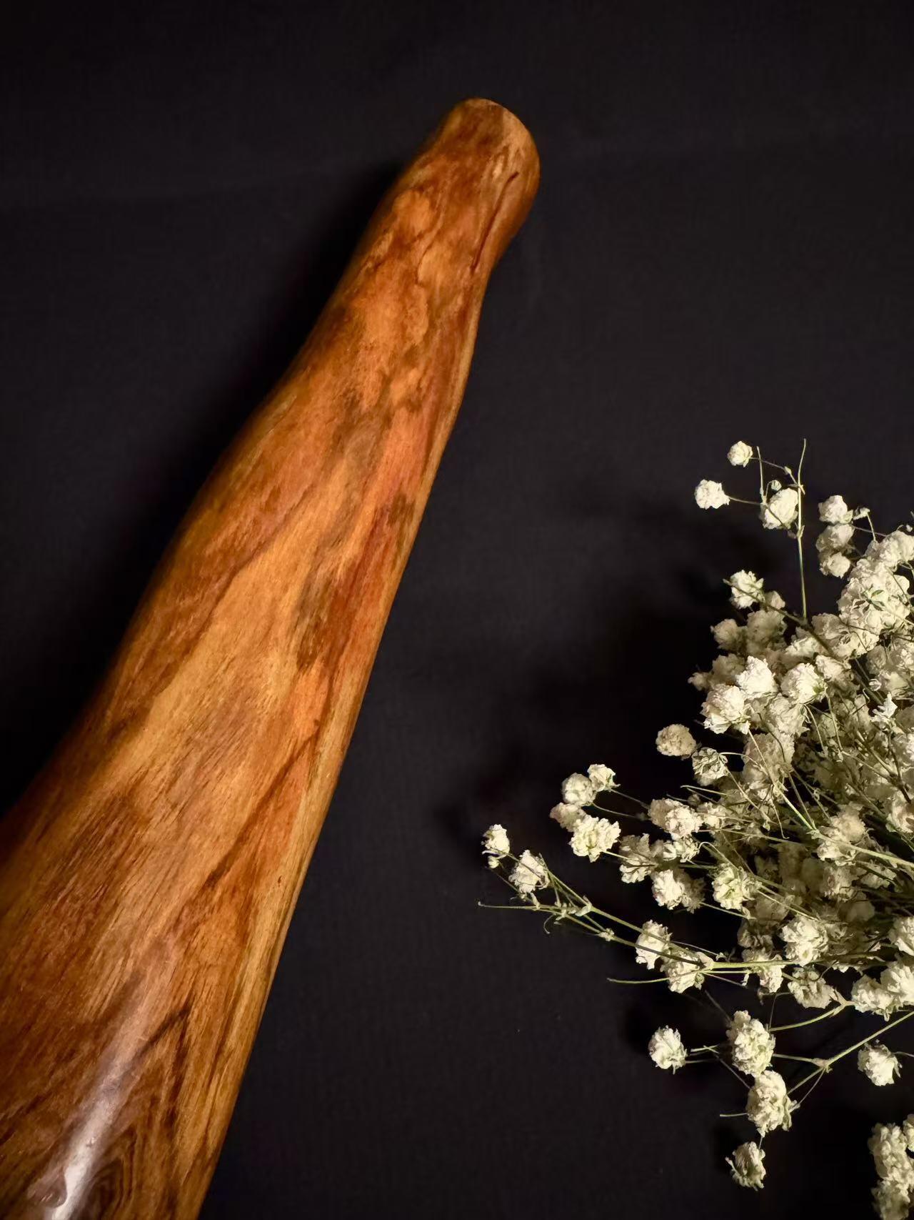 零元拍：NO.3终于在节前收到这批送出去加工的海南黄花梨随型把玩棍横财，这也许就是玩木头的乐趣吧，每一个花纹都独一无二，是自然与匠心的完美邂逅。 它保留了木材最本真的曲线，每一处起伏都像是时光在木头上留下的指纹。尺寸：405/65/35MM