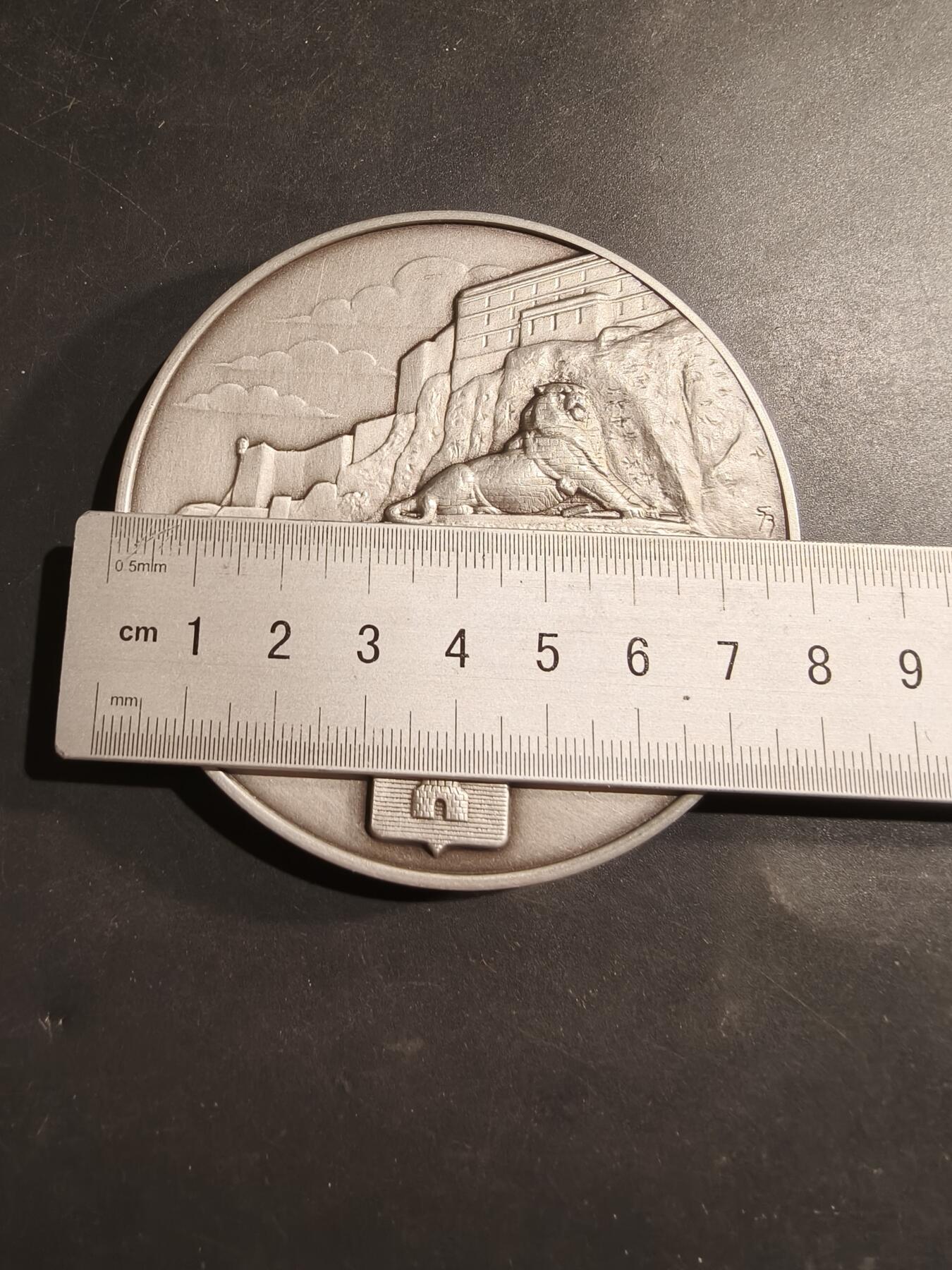 老王徽章第184期 法国贝尔福市阿尔斯通高速列车镀银大铜章    原盒盒子内衬损坏      贝尔福市代表为贝尔福雄狮     直径80mm     重量248.4g