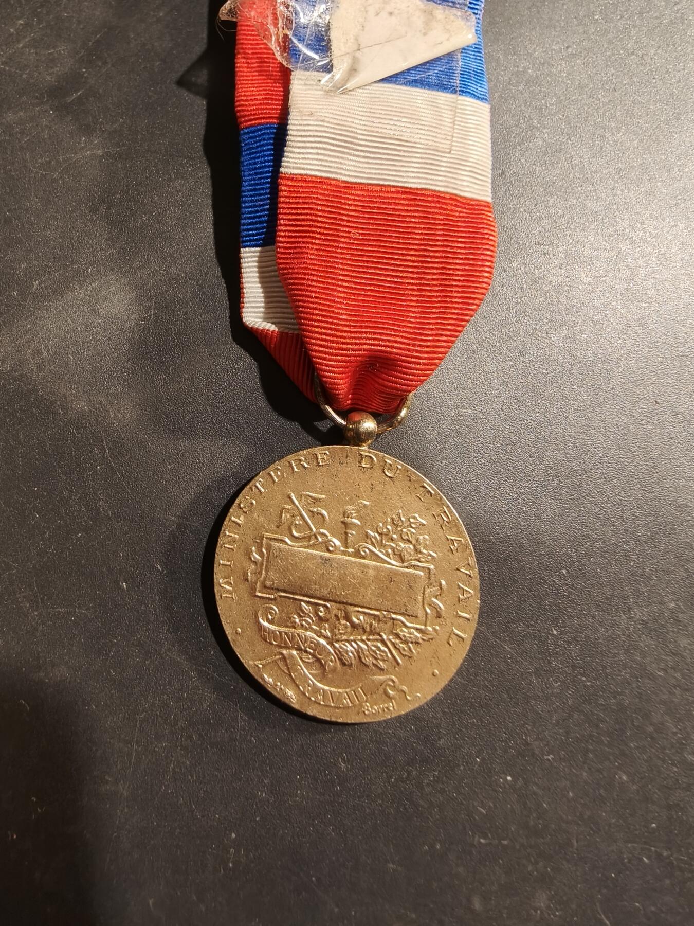 老王徽章第184期 法国金级劳工奖章   925银镀金    少见库存版无日期    13.3g