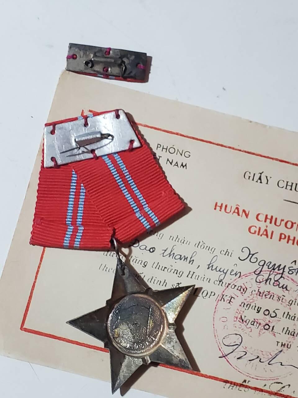 韵星假日军品类拍卖第42期 -- Rimey Holidays Militaria Auction 42 越南南方共和国（越共）三级解放战士勋章带二级勋章带略 战时白铜镀银版本 非后期铝 颁发给女兵 少见