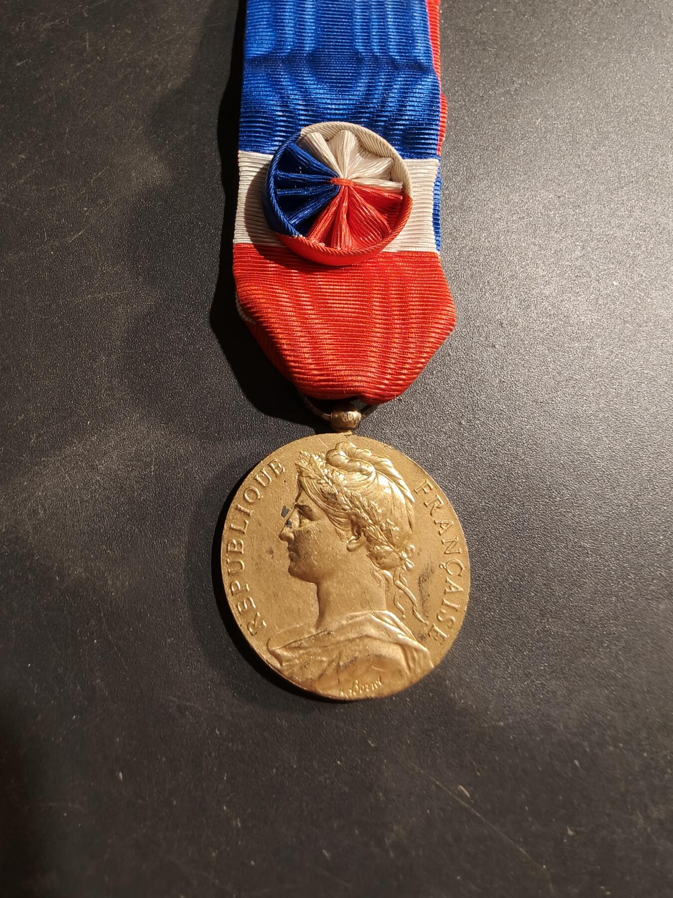 老王徽章第184期 法国金级劳工奖章    950银镀金    1958年实发    13.2g