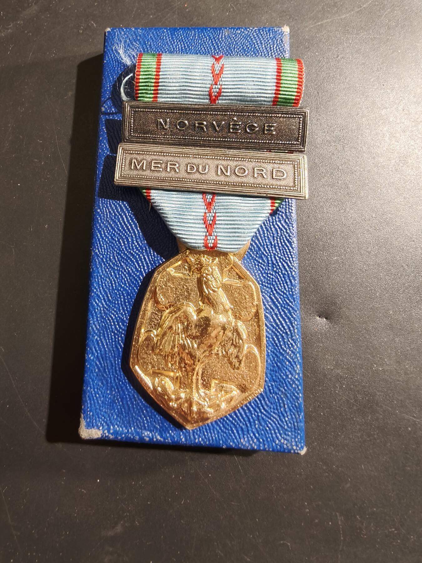 老王徽章第184期 法国二战纪念章    带盒子   少见北海勋条和挪威勋条