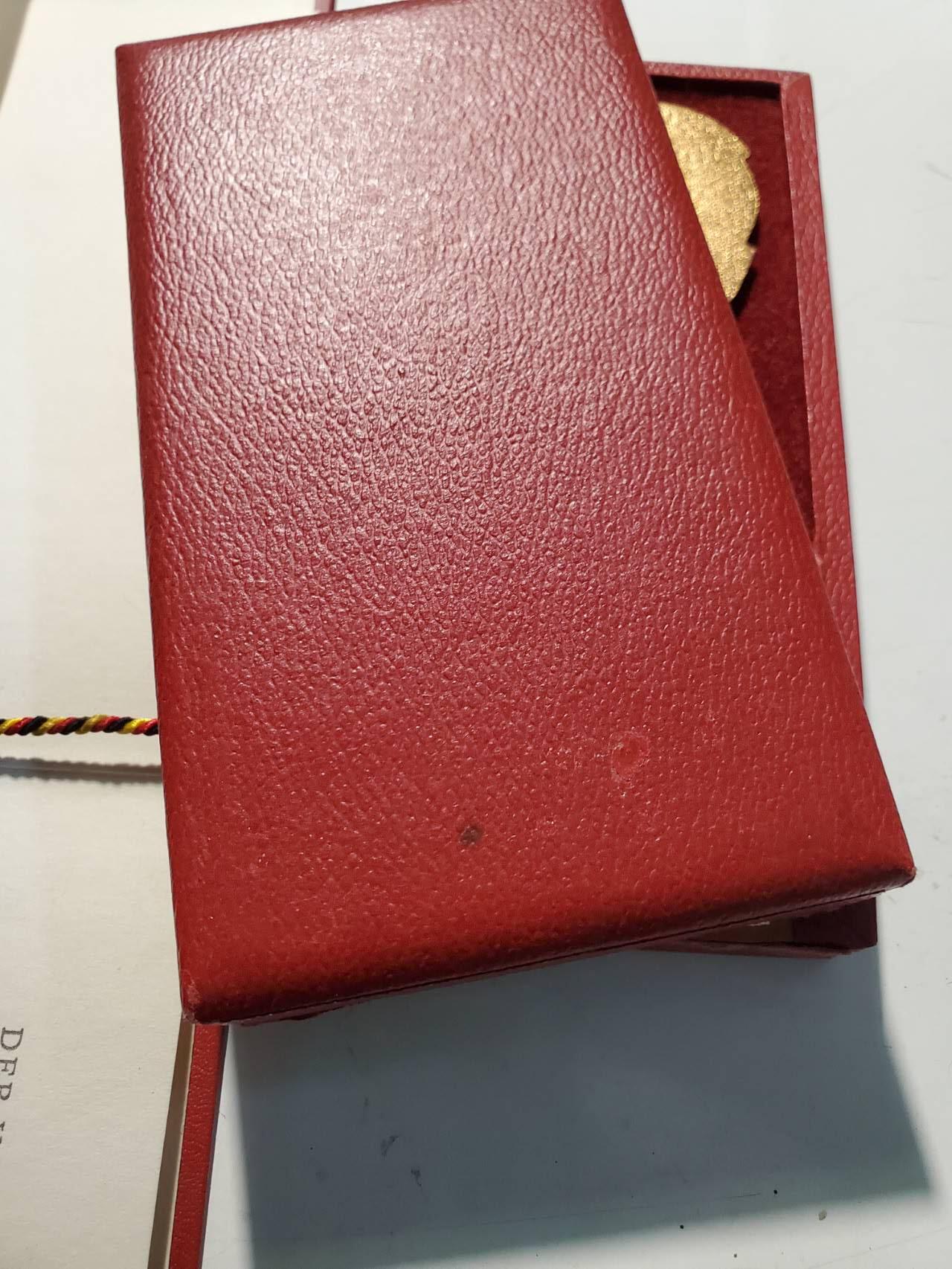 韵星假日军品类拍卖第42期 -- Rimey Holidays Militaria Auction 42 民主德国三级劳动红旗勋章盒略一套带证书，授予证明 实发好品 工战队军官事迹