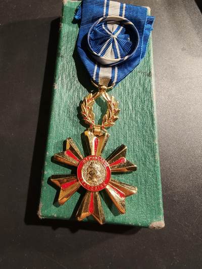 老王徽章第184期 - 法国军官级献血功绩勋章    带纸盒