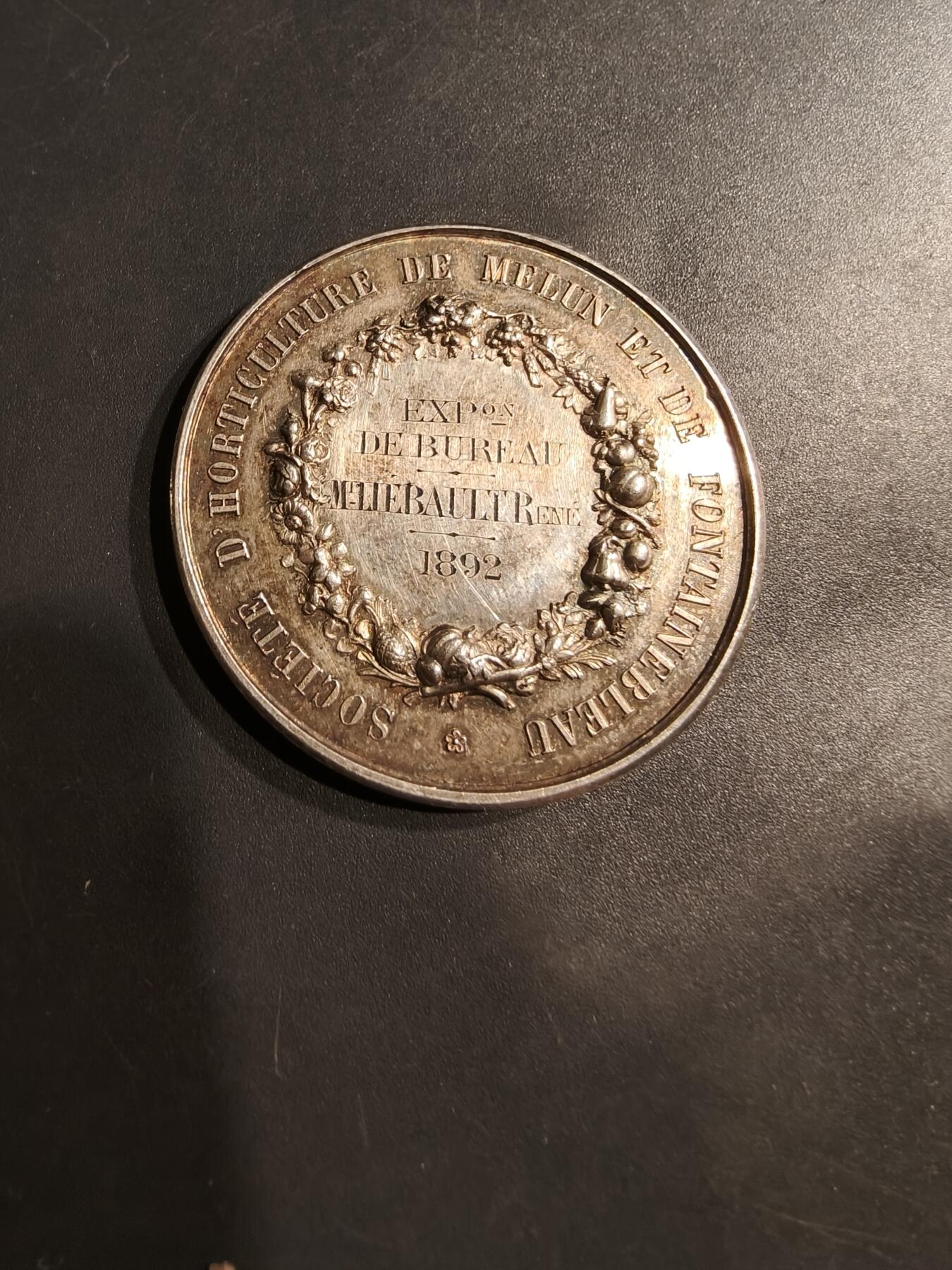 老王徽章第184期 法国枫丹白露和莫伦园艺协会大银章     1892年实发     950银     直径41mm     重量33.8g
