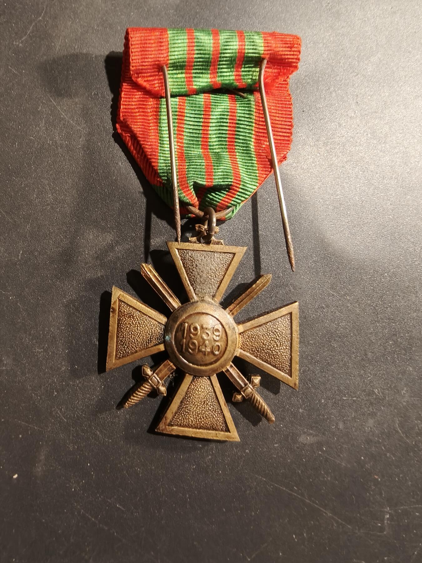 老王徽章第184期 法国1939-40战争十字奖章    一颗铜棕榈勋饰