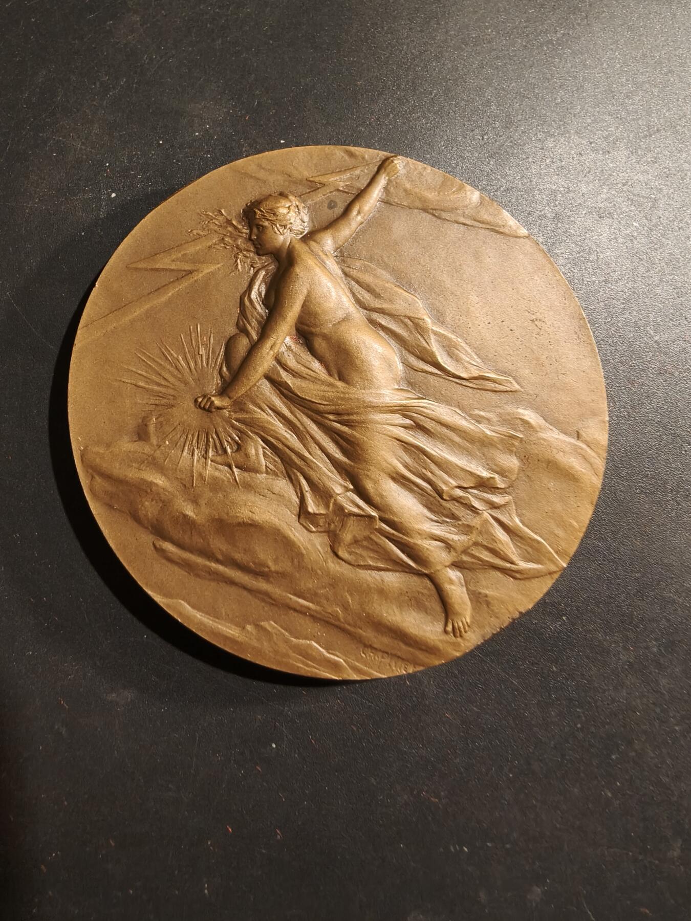 老王徽章第184期 法国电力建设总工会大铜章    大师皮列作品     原盒     直径68mm     重量150.1g