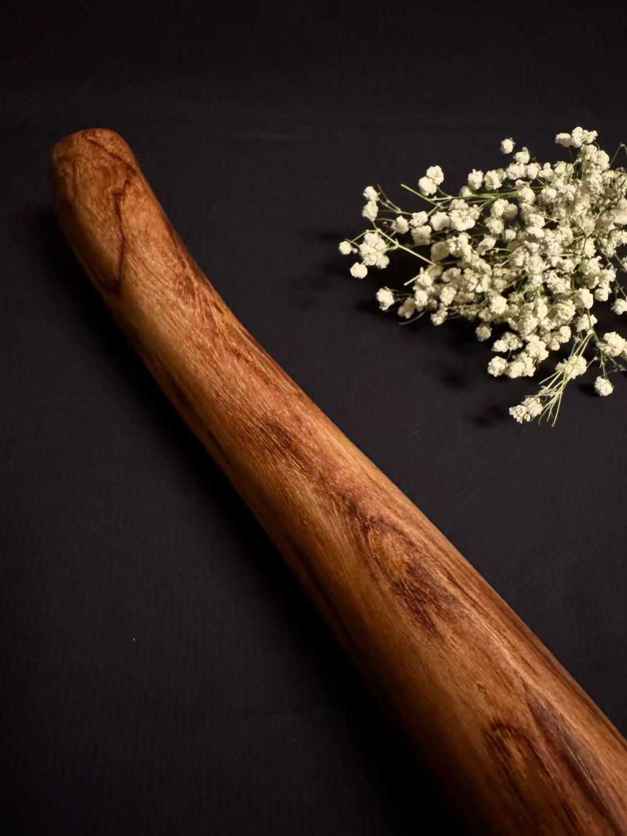 零元拍：NO.1终于在节前收到这批送出去加工的海南黄花梨随型把玩棍横财，这也许就是玩木头的乐趣吧，每一个花纹都独一无二，是自然与匠心的完美邂逅。 它保留了木材最本真的曲线，每一处起伏都像是时光在木头上留下的指纹。尺寸：545/50/35MM