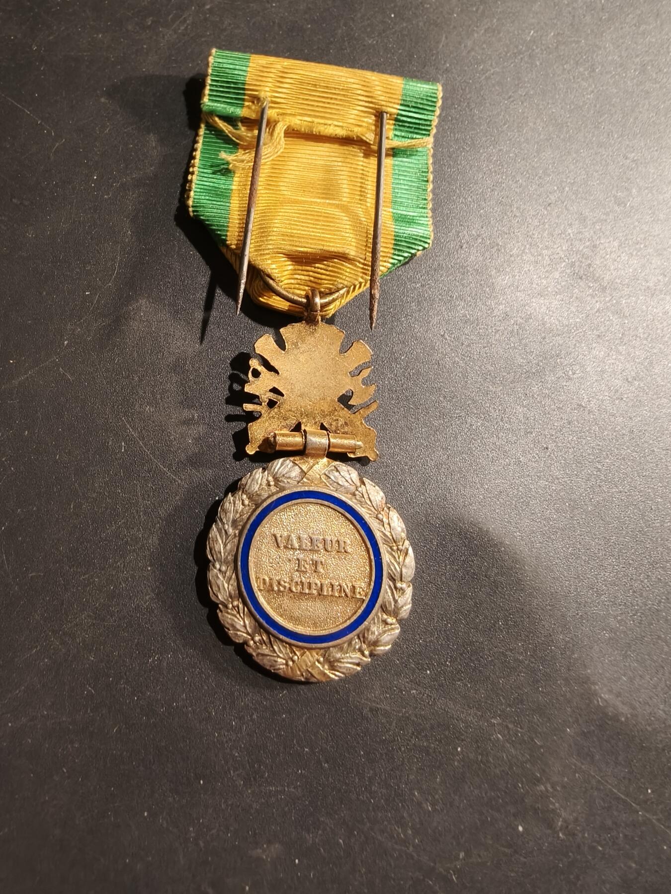 老王徽章第184期 法国军事奖章   三共时期    950银镀金珐琅     21g