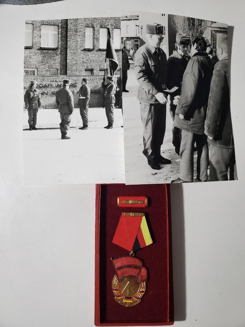 韵星假日军品类拍卖第42期 -- Rimey Holidays Militaria Auction 42 民主德国一级劳动红旗勋章带盒略一套和两张工战队照片 工战队为检阅举旗和军官视察 稀少题材 均为军队官方洗出（为上两组拍品原主部队）非后洗 勋章一级少见