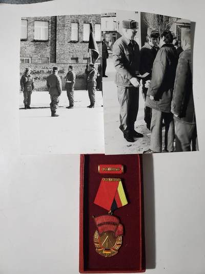 韵星假日军品类拍卖第42期 -- Rimey Holidays Militaria Auction 42 - 民主德国一级劳动红旗勋章带盒略一套和两张工战队照片 工战队为检阅举旗和军官视察 稀少题材 均为军队官方洗出（为上两组拍品原主部队）非后洗 勋章一级少见