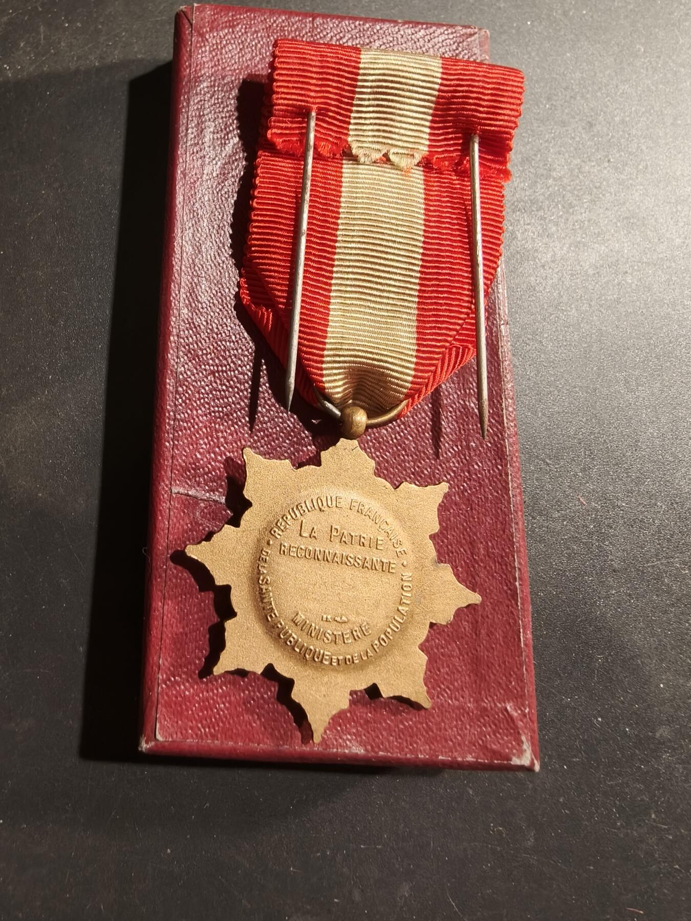 老王徽章第184期 法国金级母亲奖章   带盒子