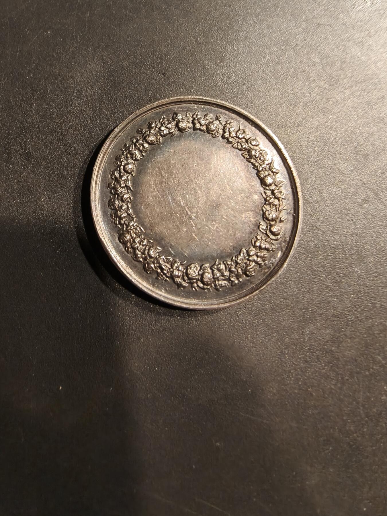 老王徽章第184期 法国婚章    早期手指950银标    直径32mm    重量16.1g