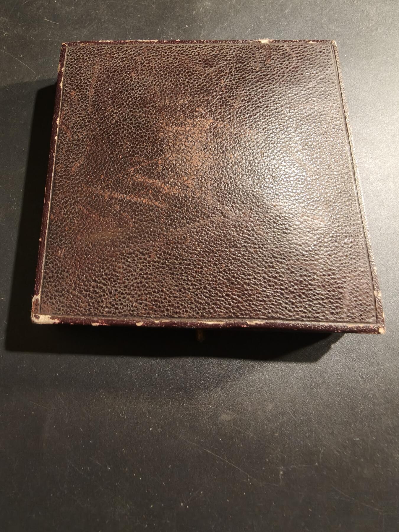 老王徽章第184期 法国瓦丁顿父子公司一战纪念大银章     原盒    950银   大师库德雷作品    直径68mm     重量139.5g