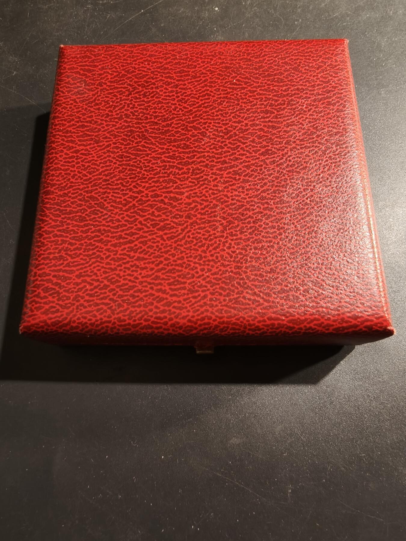 老王徽章第184期 法国瓦丁顿父子公司一战纪念大银章     原盒     大师库德雷作品    直径68mm   950银   重量148.8g