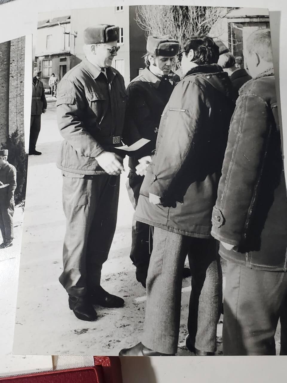 韵星假日军品类拍卖第42期 -- Rimey Holidays Militaria Auction 42 民主德国一级劳动红旗勋章带盒略一套和两张工战队照片 工战队为检阅举旗和军官视察 稀少题材 均为军队官方洗出（为上两组拍品原主部队）非后洗 勋章一级少见