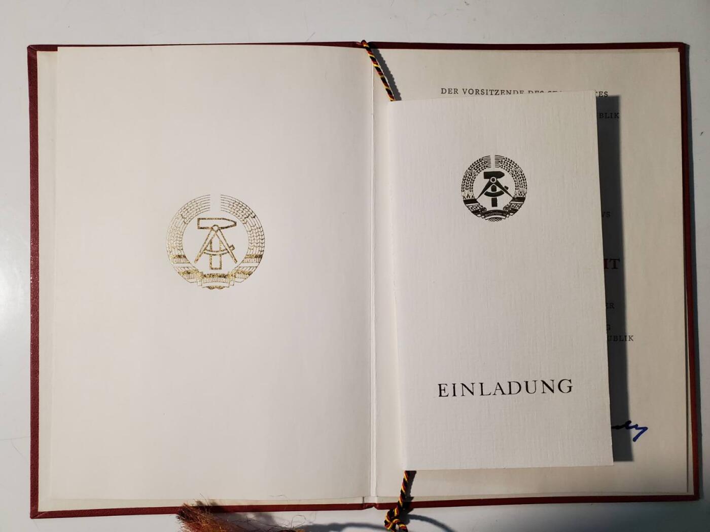 韵星假日军品类拍卖第42期 -- Rimey Holidays Militaria Auction 42 民主德国三级劳动红旗勋章盒略一套带证书，授予证明 实发好品 工战队军官事迹