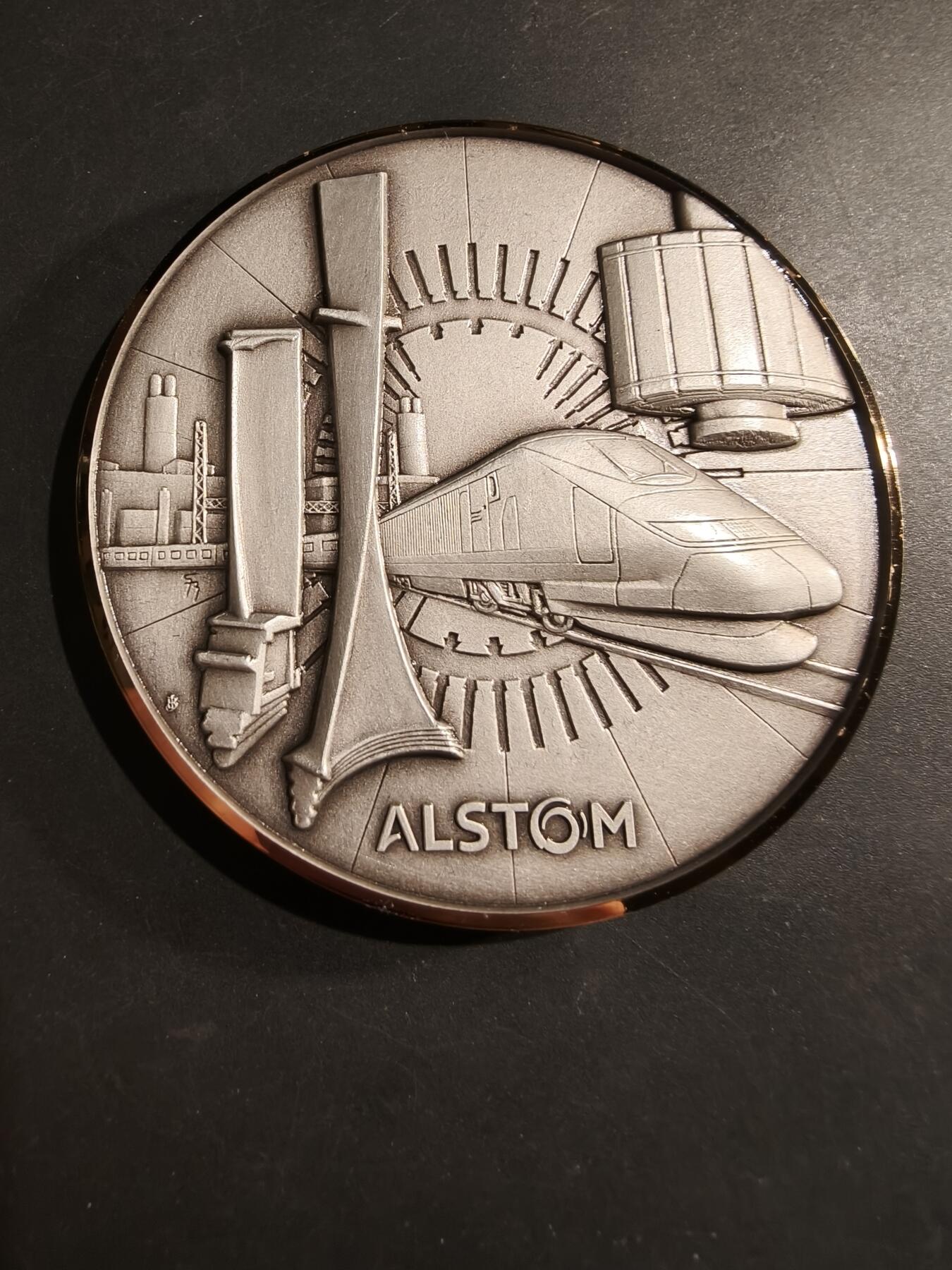 老王徽章第184期 法国贝尔福市阿尔斯通高速列车镀银大铜章    原盒盒子内衬损坏      贝尔福市代表为贝尔福雄狮     直径80mm     重量248.4g