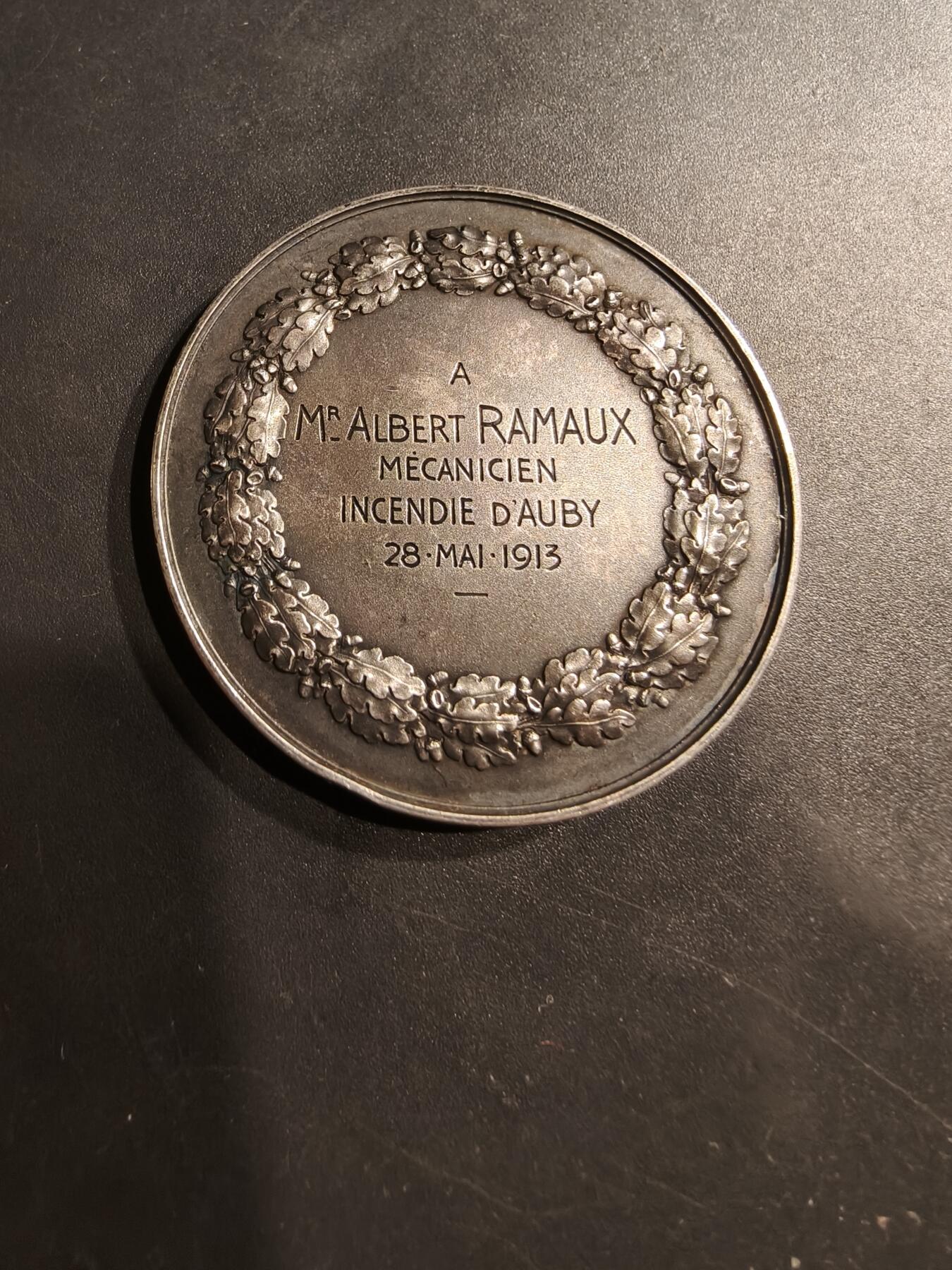 老王徽章第184期 法国火灾保险公司大银章    950银    1913年实发     直径46mm    重量45g