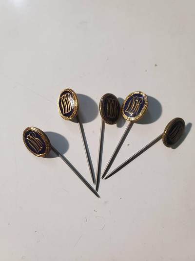 韵星假日军品类拍卖第42期 -- Rimey Holidays Militaria Auction 42 - 民主德国金级体能证章插针一组五个 黑底版本