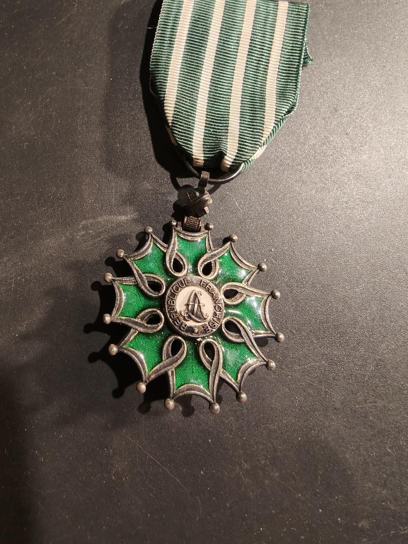 老王徽章第184期 法国骑士级文学艺术勋章     原盒     银质珐琅螃蟹银标   珠宝商定制吧