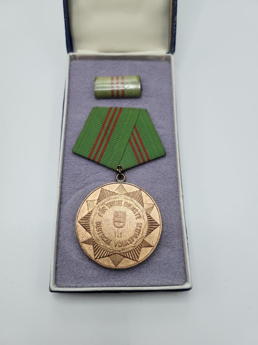 南水社第二次拍卖 德意志民主共和国人民警察忠诚服役奖章（三级/铜质）品相完好盒略齐全