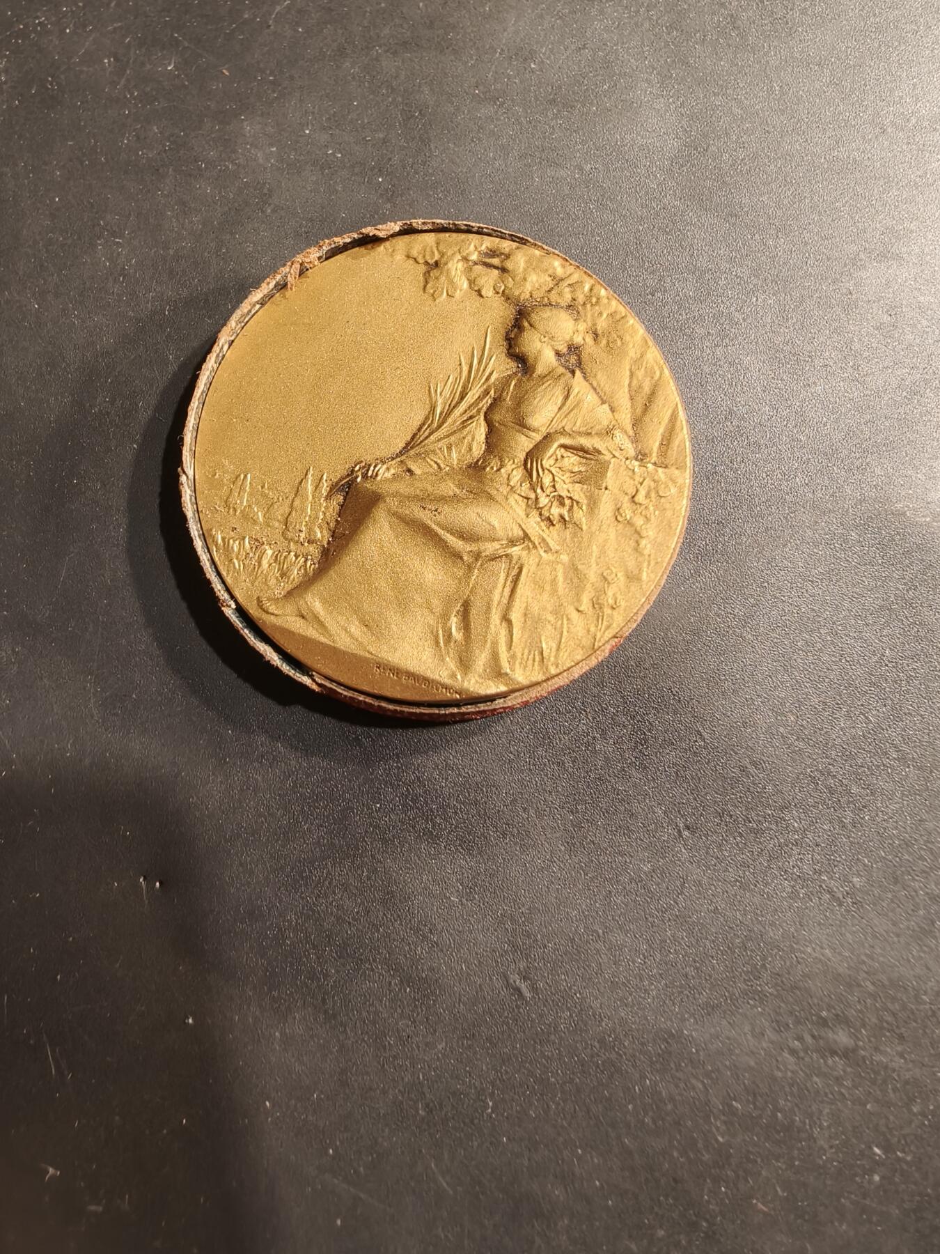 老王徽章第184期 法国1925年第32届拉罗谢尔地区节日镀金大铜章    原盒     勒内鲍迪雄作品     直径46mm     重量42.1g