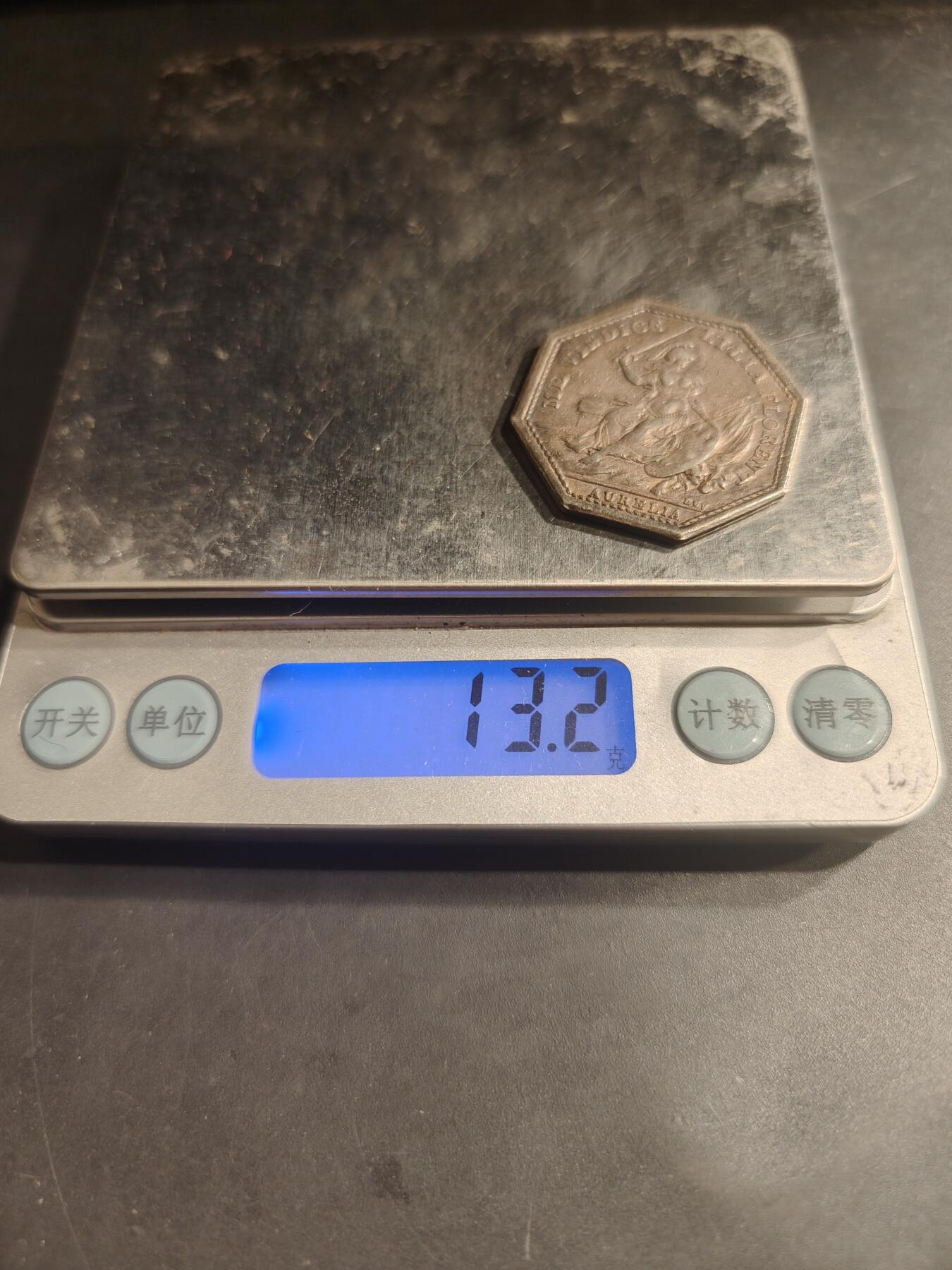 老王徽章第184期 法国1780年奥尔良市政厅八角银章     950银原铸无边铭   正面为奥尔良守护者，手持剑盾的圣女贞德      直径32mm    重量13.2g