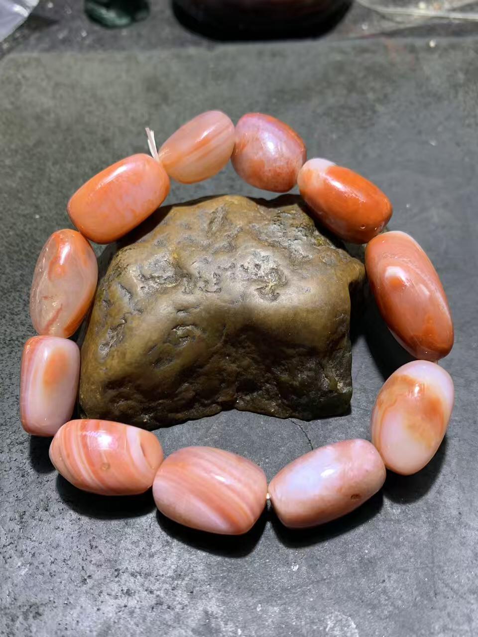 川料红白南红玛瑙随形单圈手串一条，