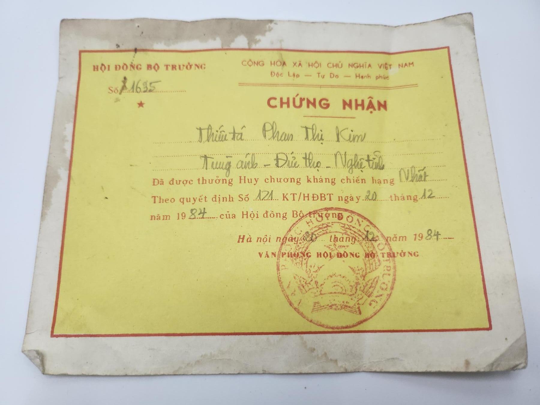 南水社第二次拍卖 1984年中越冲突期间 越南一级抗战勋章 少校潘氏金（应当为女性,稀少女性得主） 实发证书1655号