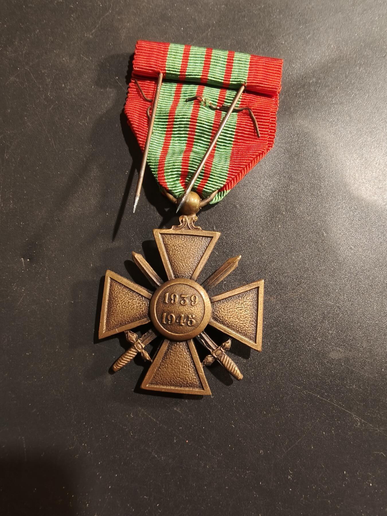 老王徽章第184期 法国1939-45战争十字奖章    3颗铜星勋饰