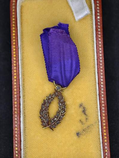 凯旋世界勋赏（持续上新中）（第22期新年大拍）（欢迎送拍）（对拍品有疑问请询问客服，不接受到手刀，出价默认拍品品相。请认真阅读拍卖规则！出价默认已认可！）（收到货请录制开箱视频，无视频概不处理问题。） - 比利时王国 棕榈叶勋章带盒，26颗钻石，黄金制 （2.2g左右）