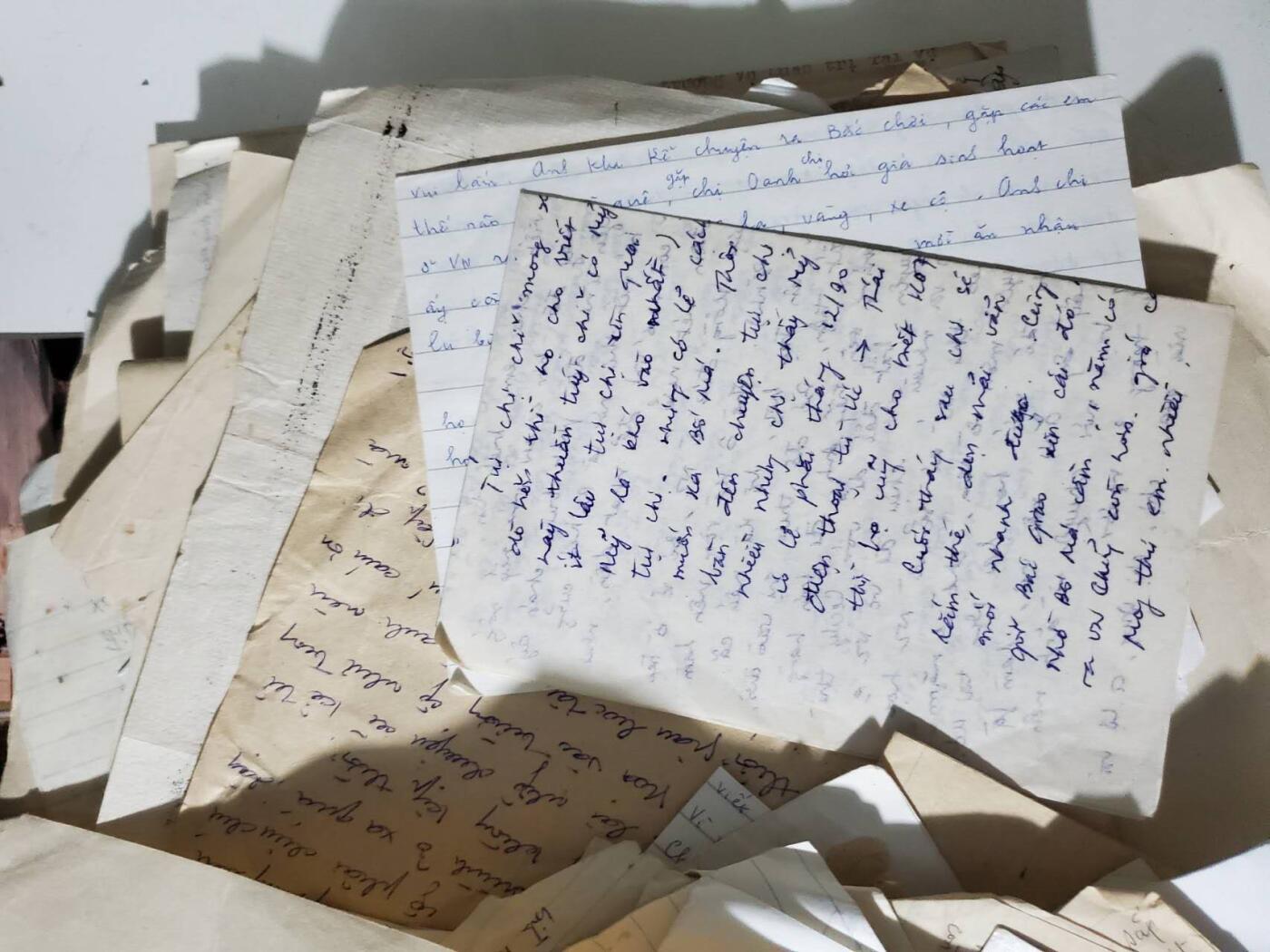 韵星假日军品类拍卖第42期 -- Rimey Holidays Militaria Auction 42 越南国防学院副院长防空系主任吴世雄家庭信件照片一套（未分类 照片和信件 文件等200张左右）