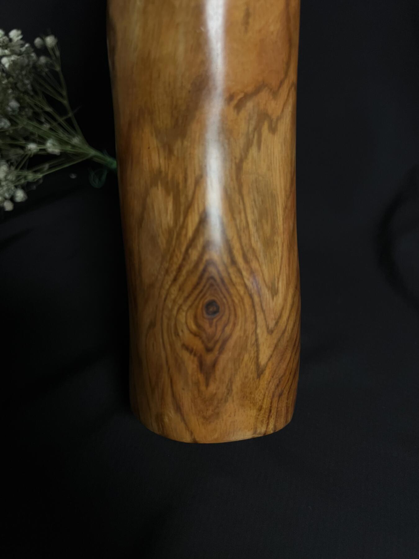 零元拍：NO.3终于在节前收到这批送出去加工的海南黄花梨随型把玩棍横财，这也许就是玩木头的乐趣吧，每一个花纹都独一无二，是自然与匠心的完美邂逅。 它保留了木材最本真的曲线，每一处起伏都像是时光在木头上留下的指纹。尺寸：405/65/35MM