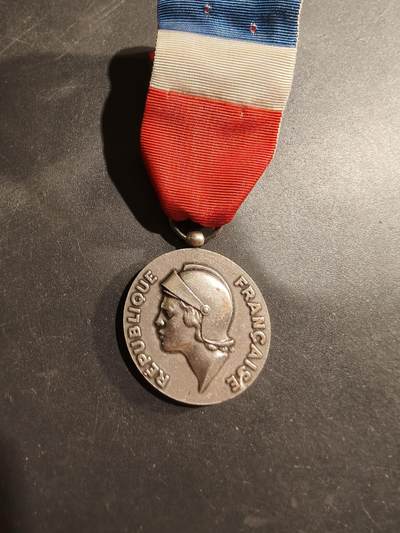 老王徽章第184期 - 法国国防部银级劳工奖章   925银    1990年实发     14.8g