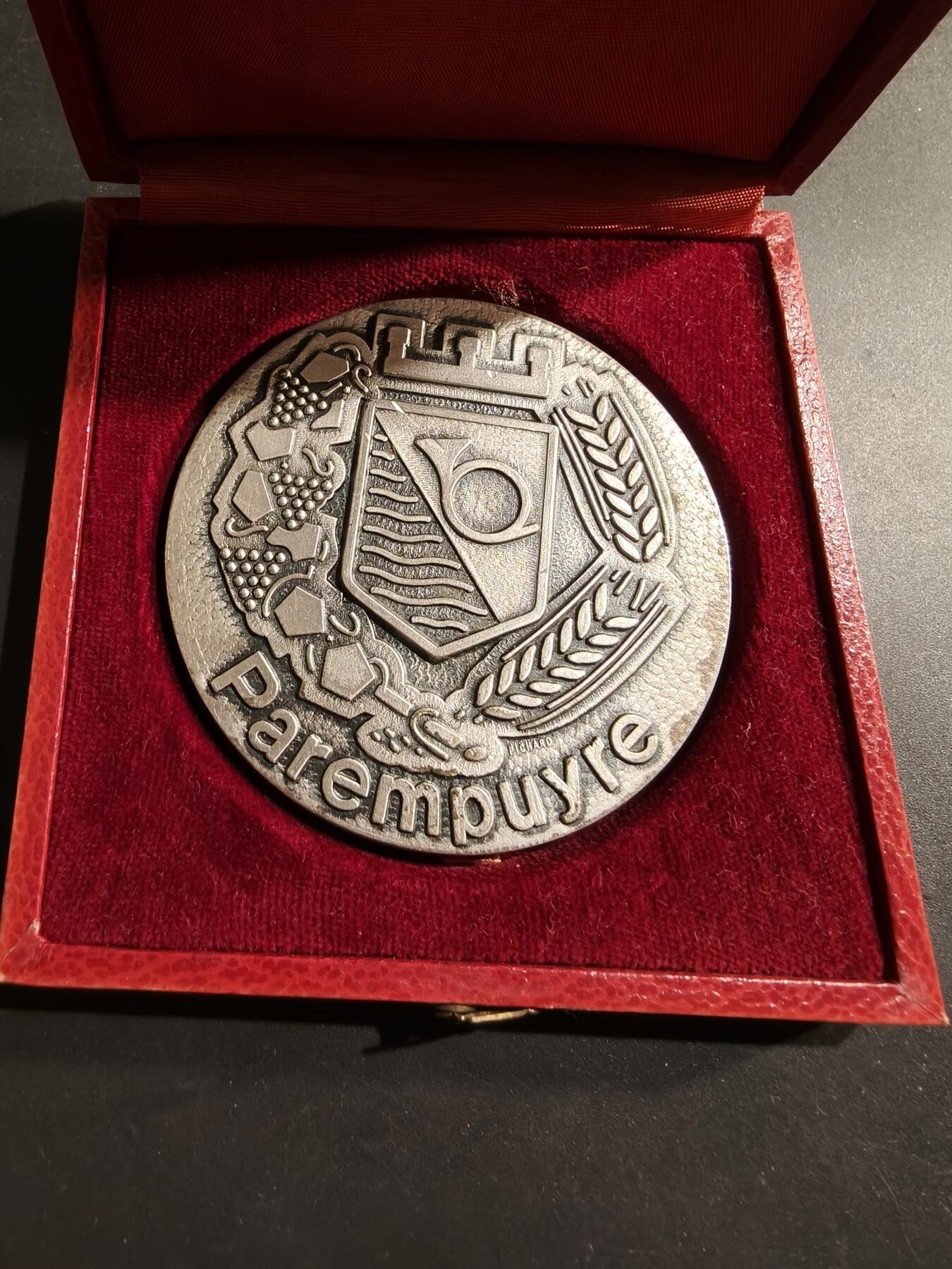 老王徽章第184期 法国帕朗普尔镇镀银大铜章     原盒     直径64mm    重量155.2g
