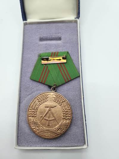 南水社第二次拍卖 德意志民主共和国人民警察忠诚服役奖章（三级/铜质）品相完好盒略齐全