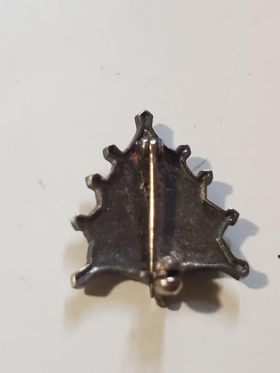 韵星假日军品类拍卖第42期 -- Rimey Holidays Militaria Auction 42 泰王国银制皇家服务奖章拉玛9世时期 整体包括别针均为银制 彩色珐琅完好 颁发给高级内务官员 少见