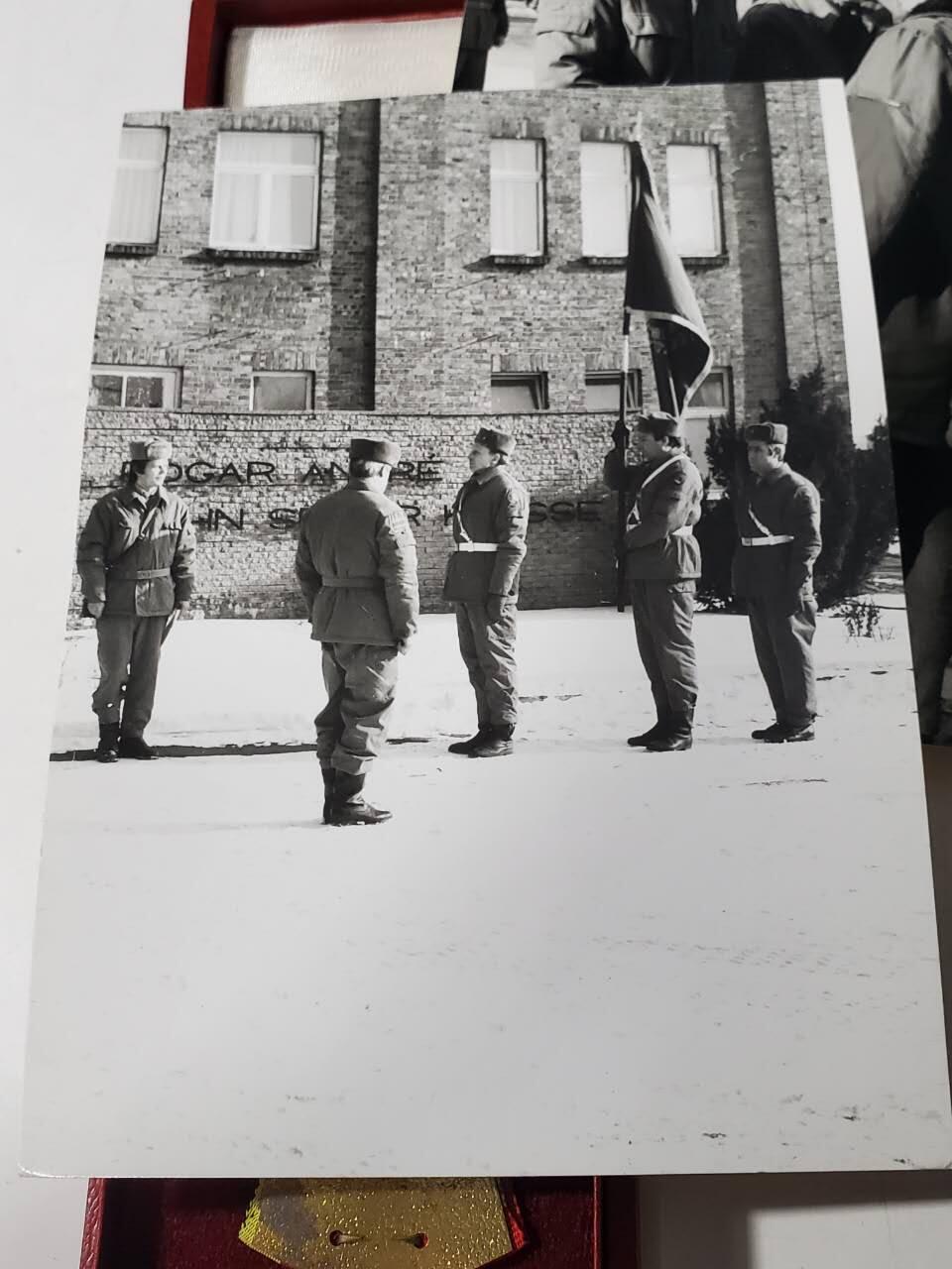 韵星假日军品类拍卖第42期 -- Rimey Holidays Militaria Auction 42 民主德国一级劳动红旗勋章带盒略一套和两张工战队照片 工战队为检阅举旗和军官视察 稀少题材 均为军队官方洗出（为上两组拍品原主部队）非后洗 勋章一级少见