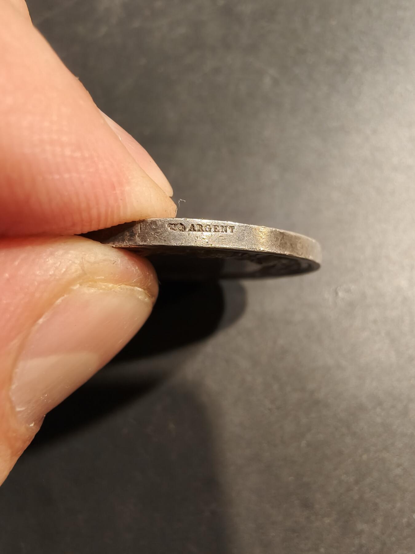 老王徽章第184期 法国婚章    带背铭   1887年结婚    950银     直径36mm    重量21.9g